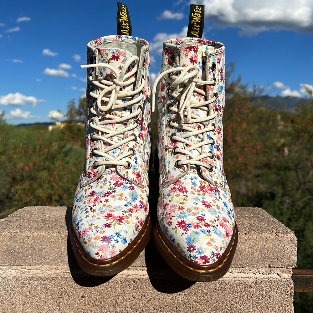 🌸 Dr. Martens Vintage Pointed Toe Floral Boots 🌸 - Picture 8 of 17